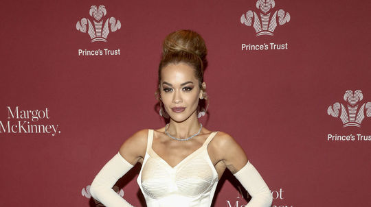 Speváčka Rita Ora v šatách z dielne Richard Quinn.