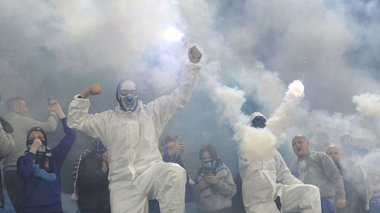 Od frustrácie podpálili transparent. Nahnevaní fanúšikovia Slovana sa vybúrili na hasičoch, tých museli hospitalizovať
