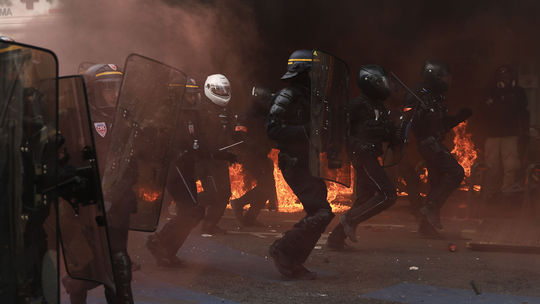 Delobuchy, plamene aj násilie. Desaťtisíce Francúzov opäť protestovali proti dôchodkovej reforme