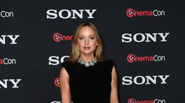 Americká herečka Jennifer Lawrence v kreácii...