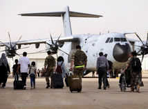 Sudán Británia nepokoje boje RAF evakuácia odlet