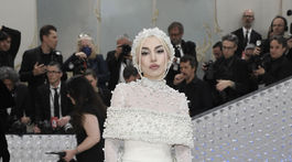 Ava Max na otvorení výstavy Karl Lagerfeld: A Line of Beauty.