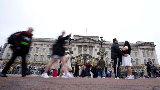 Polícia zatkla pri Buckinghamskom paláci muža. Hádzal na pozemok náboje