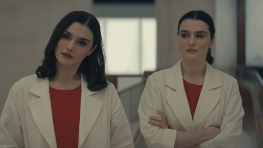 
Rachel Weisz v dvojrole v minisérii Príliš...