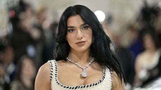 Speváčka Dua Lipa a jej líčenie a úprava vlasov...