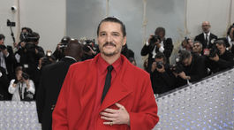 Herec Pedro Pascal si obliekol model z dielne Valentino.