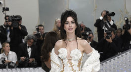 Herečka Anne Hathaway v modeli Atelier Versace.