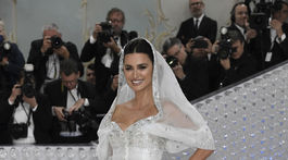 Herečka Penélope Cruz sa objavila v archívnej kreácii Chanel Haute Couture.