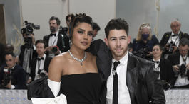 Herečka Priyanka Chopra a jej manžel Nick Jonas - obaja v značke Valentino.