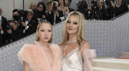 Modelka Kate Moss a jej dcéra Lila Moss prišli v značke Fendi