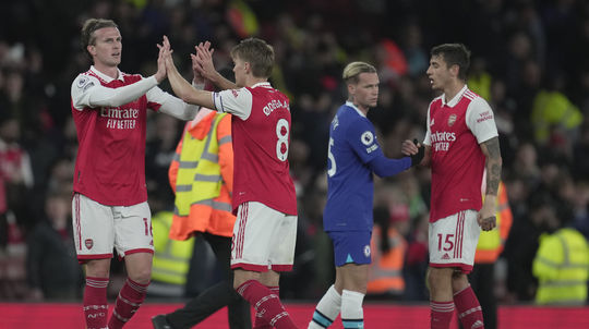 Arsenal rozhodol derby už v 1. polčase a preskočil City. Chelsea predĺžila čiernu sériu