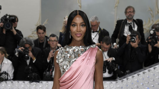 Topmodelka Naomi Campbell v kreácii Chanel...