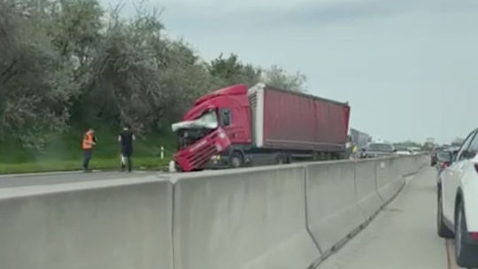 VIDEO: Na diaľnici D1 medzi Sencom a Bratislavou sa zrazili kamióny. Úsek čiastočne sprejazdnili