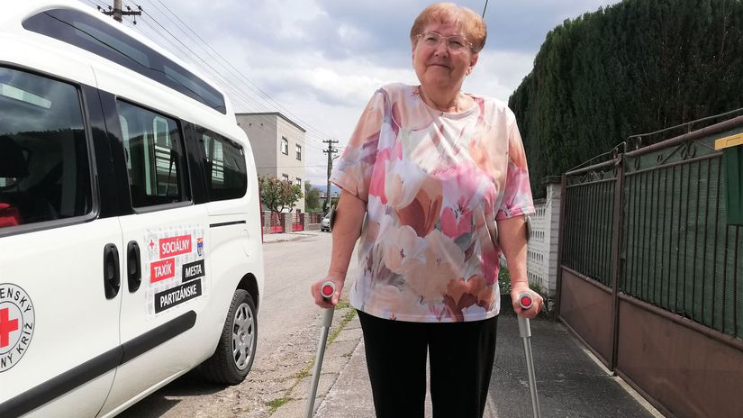 Otília Okelová sa pohybuje s pomocou bariel,...