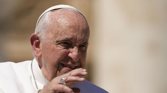 Vatikán oznámil, že transrodoví katolíci môžu byť pokrstení