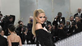 Paris Hilton si obliekla model z dielne Marc Jacobs. 