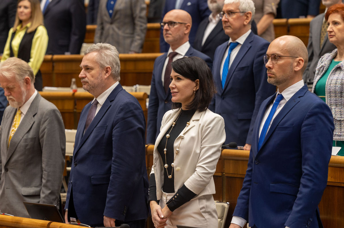 Poslanci počas schôdze parlamentu. V úvode sa...