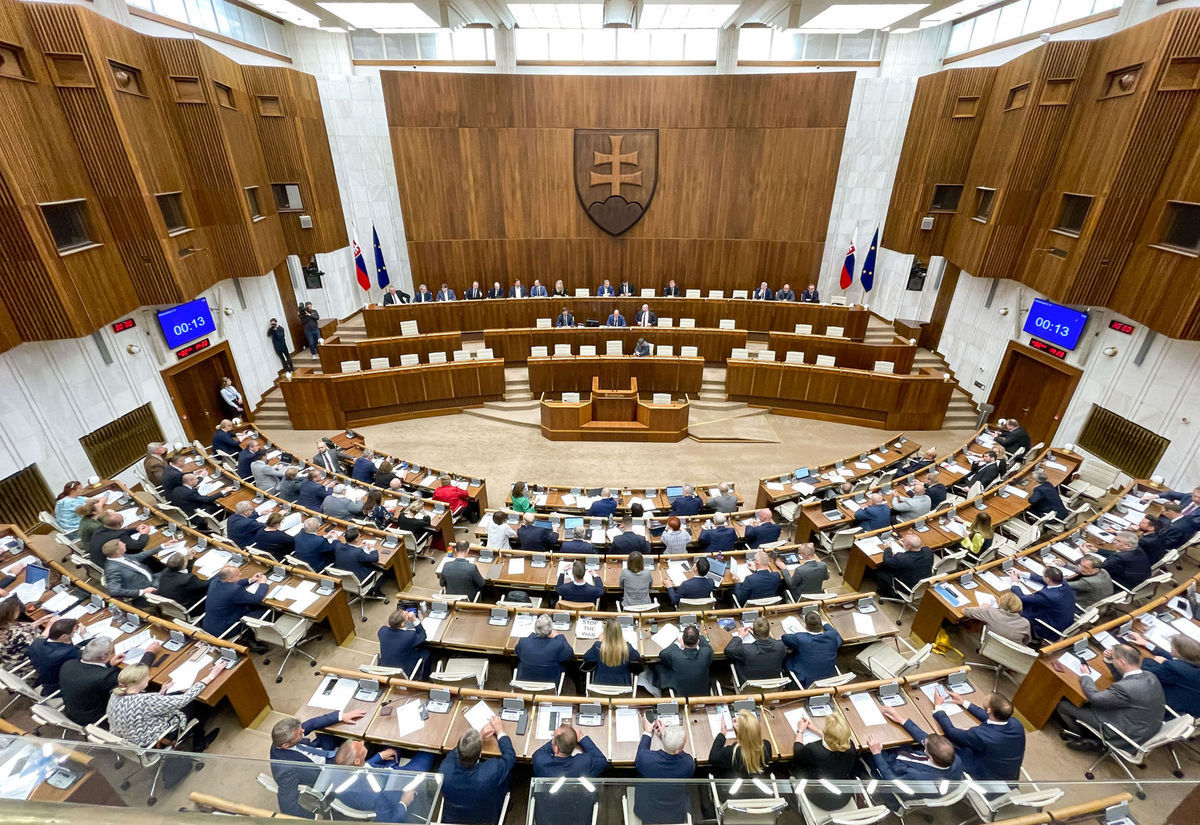 Poslanci počas májovej schôdze parlamentu.