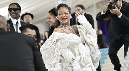 Speváčka Rihanna v kreácii Valentino Haute Couture. 
