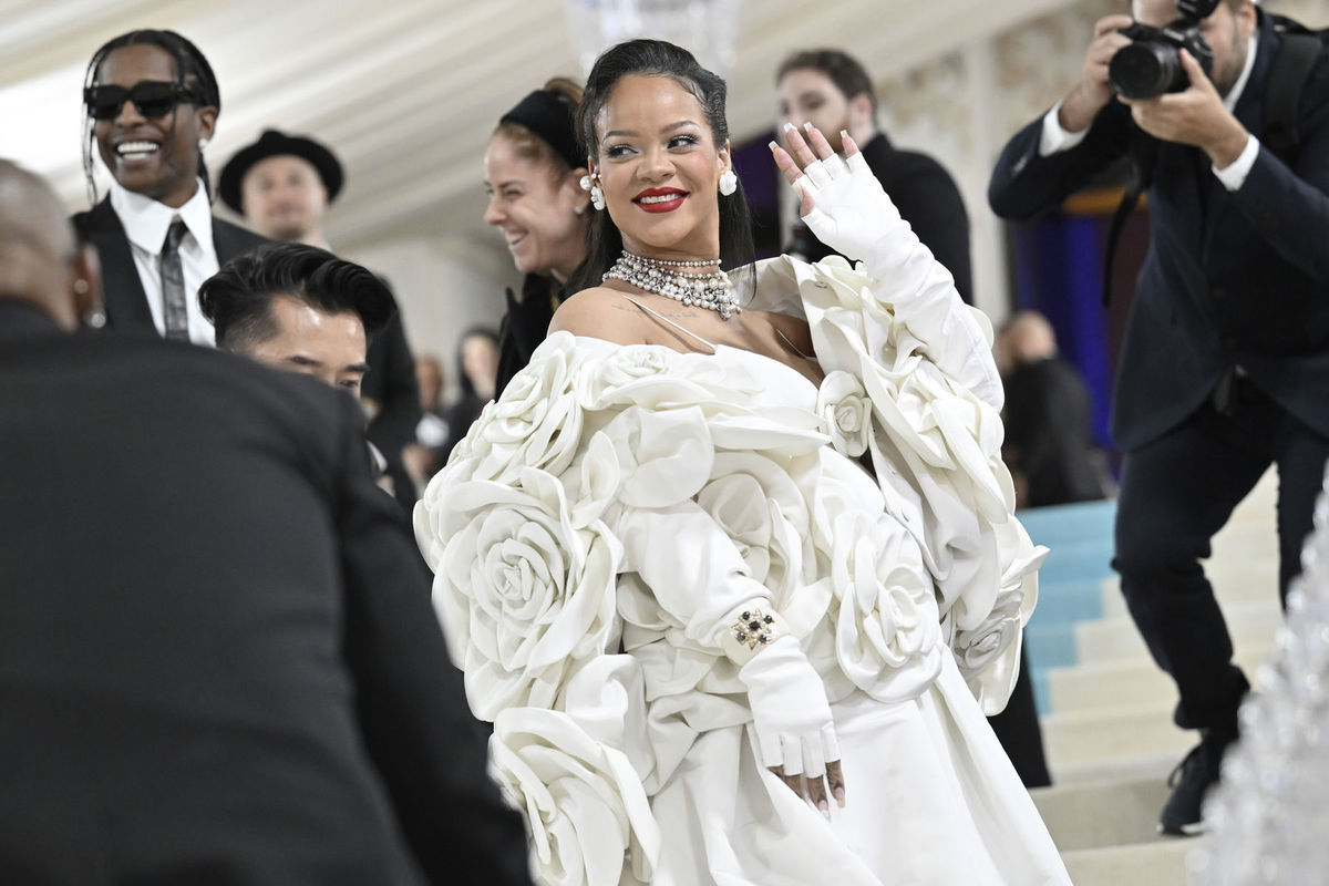 Speváčka Rihanna v kreácii Valentino Haute...
