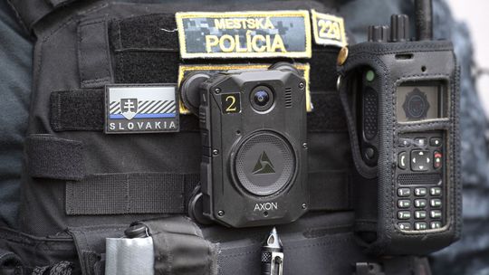 Budú mať policajti na tele kamery? Podľa ombudsmana je to nutné