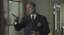 Herec Liev Schreiber ako Otto Frank v seriáli Svetlo nádeje.