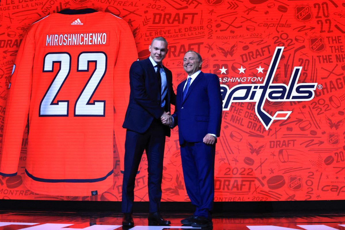 Ivan Mirošničenko na drafte NHL 2022.