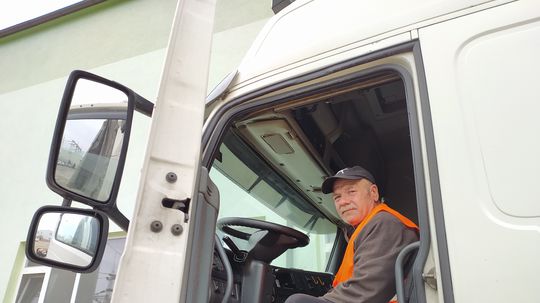 Energetici vyslali osem kamiónov s technikou na Ukrajinu. Cieľ výpravy držia v utajení