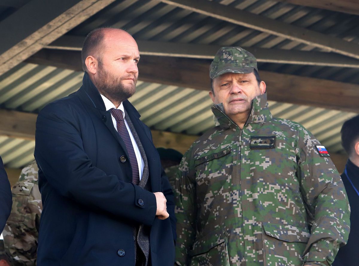 Zľava ešte ako minister obrany Jaroslav Naď a...