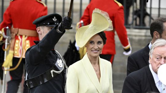 Pippa Middleton odchádza z korunovácie kráľa...