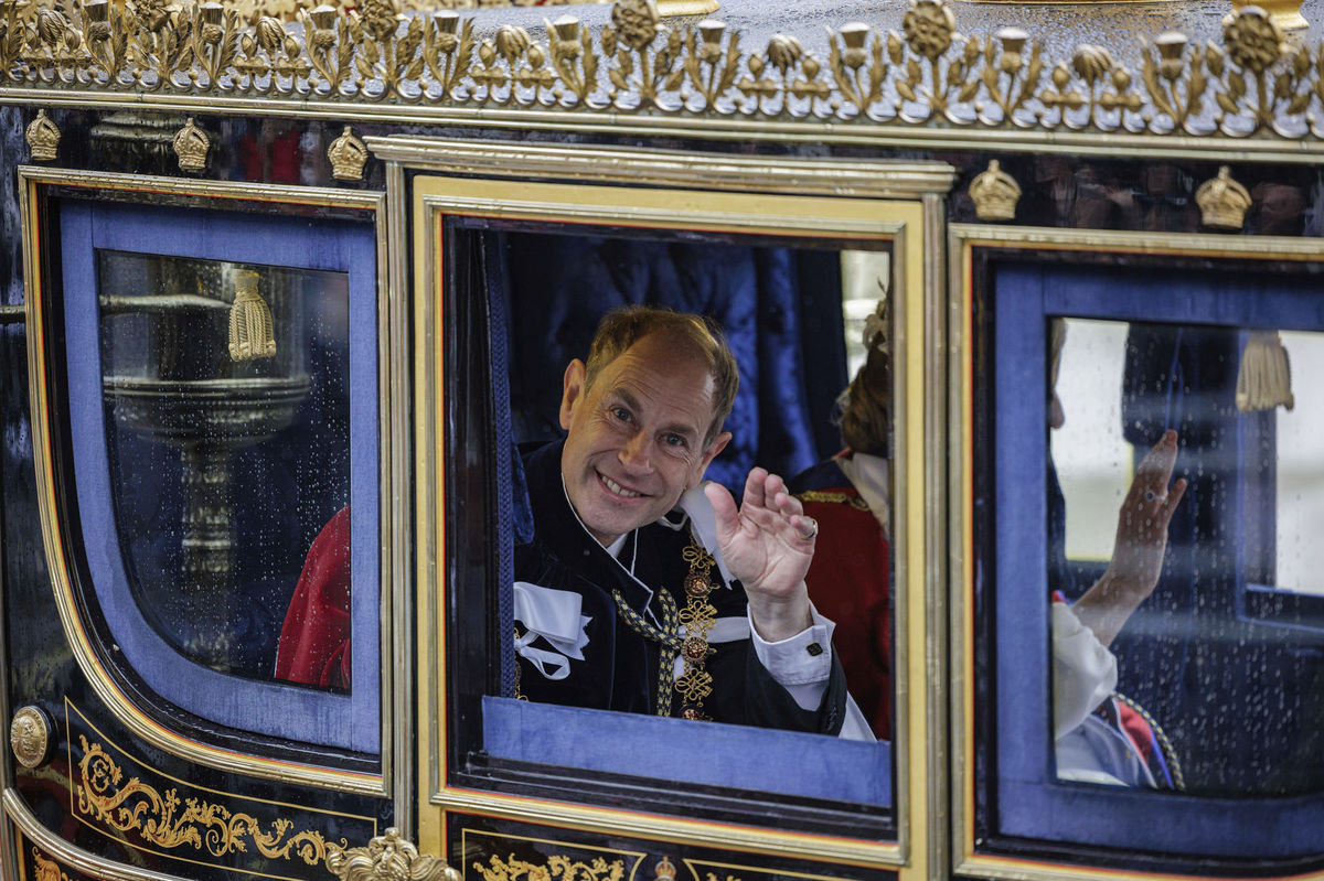Princ Edward zdraví dav a fotografov.