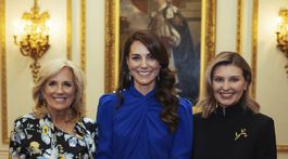Princezná Kate z Walesu (v strede) s prvou dámou USA Jill Bidenovou (vľavo) a prvou dámou Ukrajiny Olenou Zelenskou