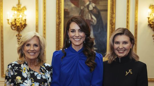 Princezná Kate z Walesu (v strede) oblečená v...