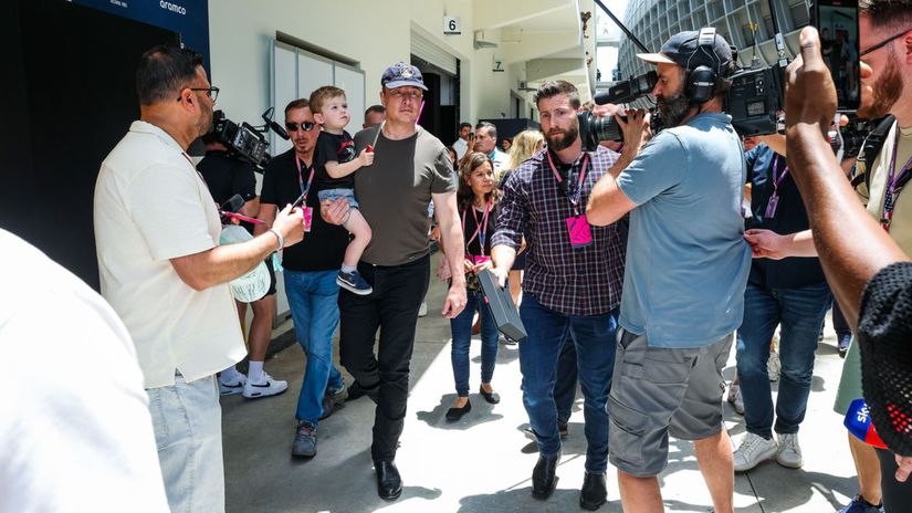 Príchod miliardára a majiteľa spoločnosti Tesla...