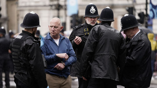 Britská polícia prepustila všetkých odporcov monarchie zadržaných počas korunovácie