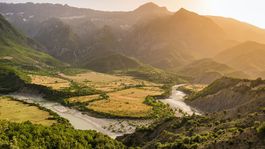 rieka, Vjosa, hory, meander, príroda, Albánsko, turistika, turisti, cestovanie,