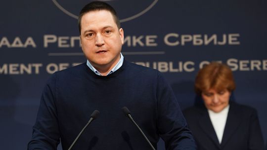 Najprv obvinil internet a Západ. Srbský minister po tlaku verejnosti rezignoval