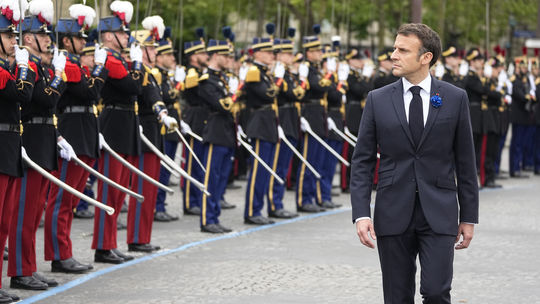 Nečakané. Po takmer štvrťstoročí zavíta do Nemecka francúzsky prezident