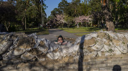 Dievča sa opiera o priekopu v parku v Kyjeve,...