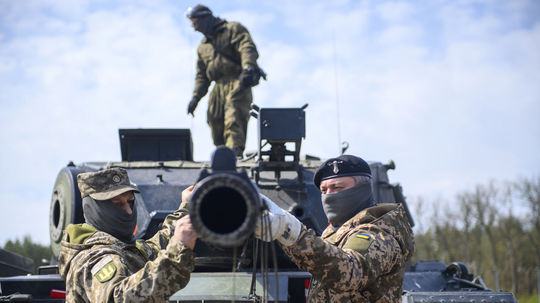 Kyjev chce 300 obrnených vozidiel a 80 stíhačiek F-16, aby zrýchlil ofenzívu