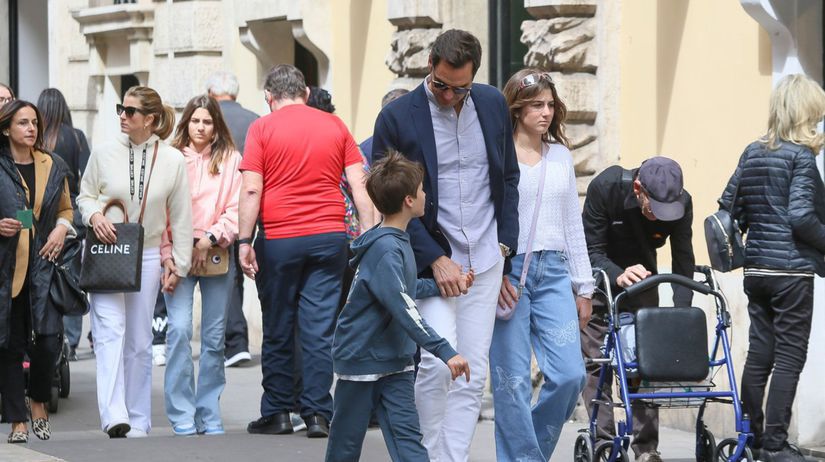 Začiatkom apríla sa Roger Federer s manželkou...