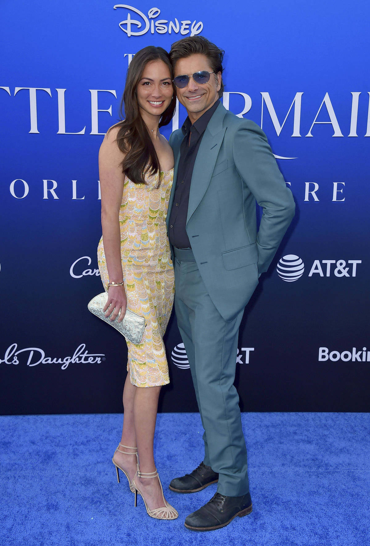 Herec John Stamos a jeho partnerka Caitlin McHugh.