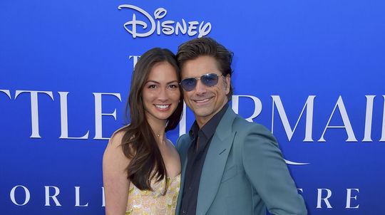 Herec John Stamos a jeho partnerka Caitlin McHugh.