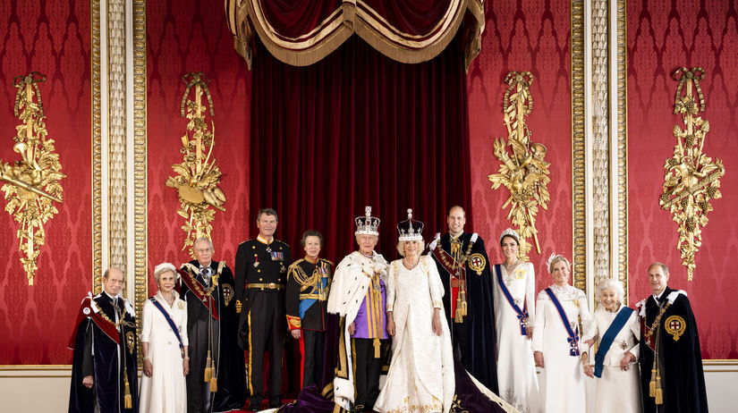 Kráľ Karol III. a kráľovná Camilla (v strede)...