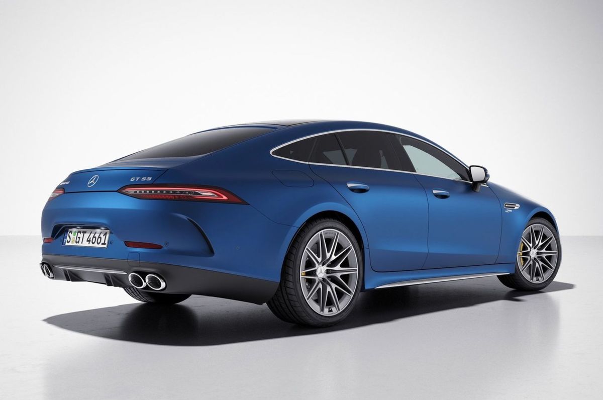 Balík V8 Styling Package pridáva väčší zadný...