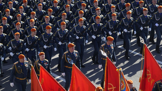 Rosyjscy żołnierze maszerują w kierunku Czerwonej...