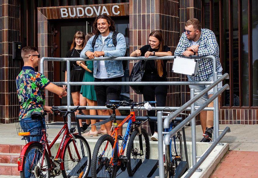 Elektrobicykle študenti využívajú aj na presuny...