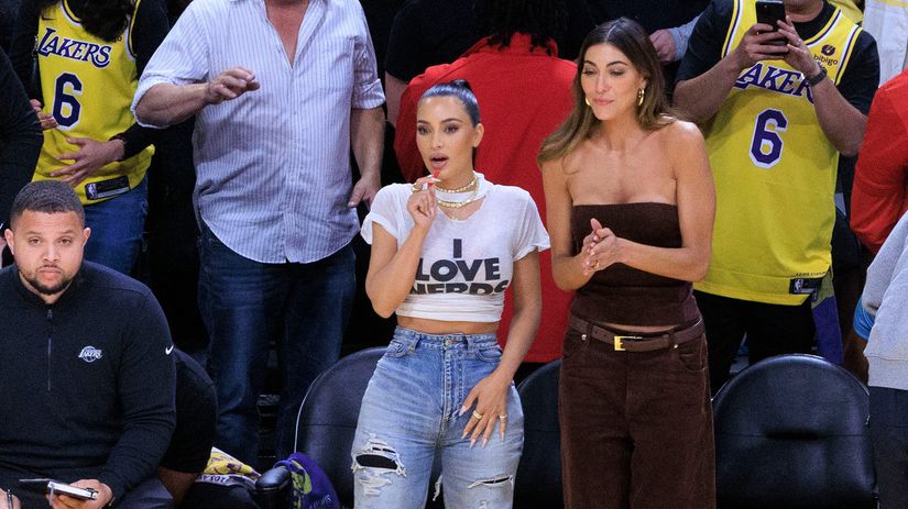 Megastar Kim Kardashian (vľavo) a jej kamarátka...