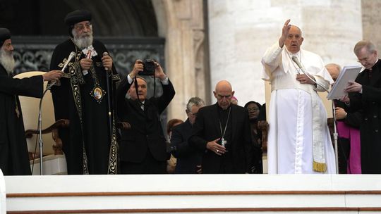 Vo Vatikáne sa zišli dvaja pápeži. Prišiel aj Spiderman