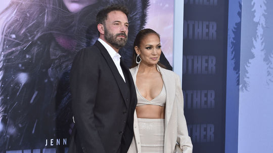 Ben Affleck a Jennifer Lopez na premiére...